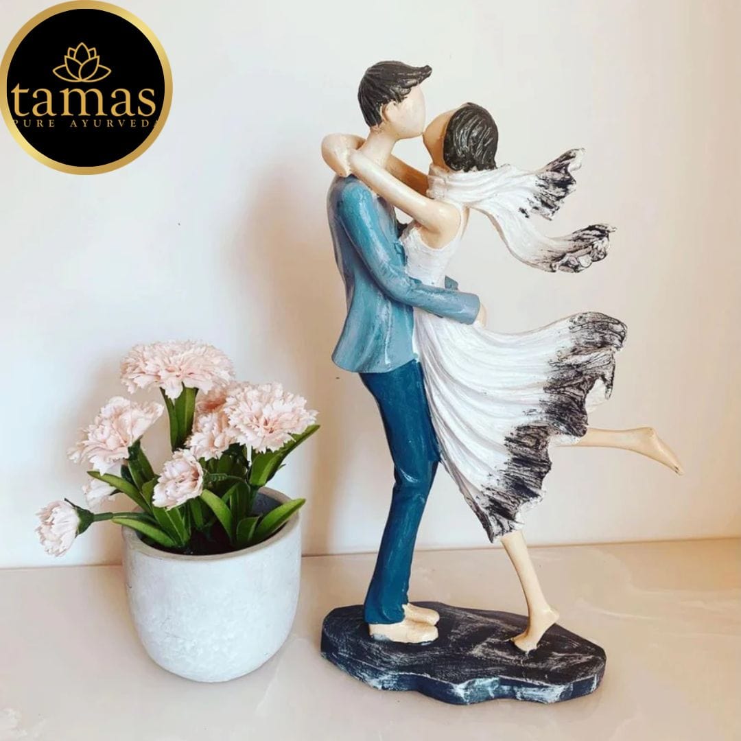 Resin Kissing Couple statue